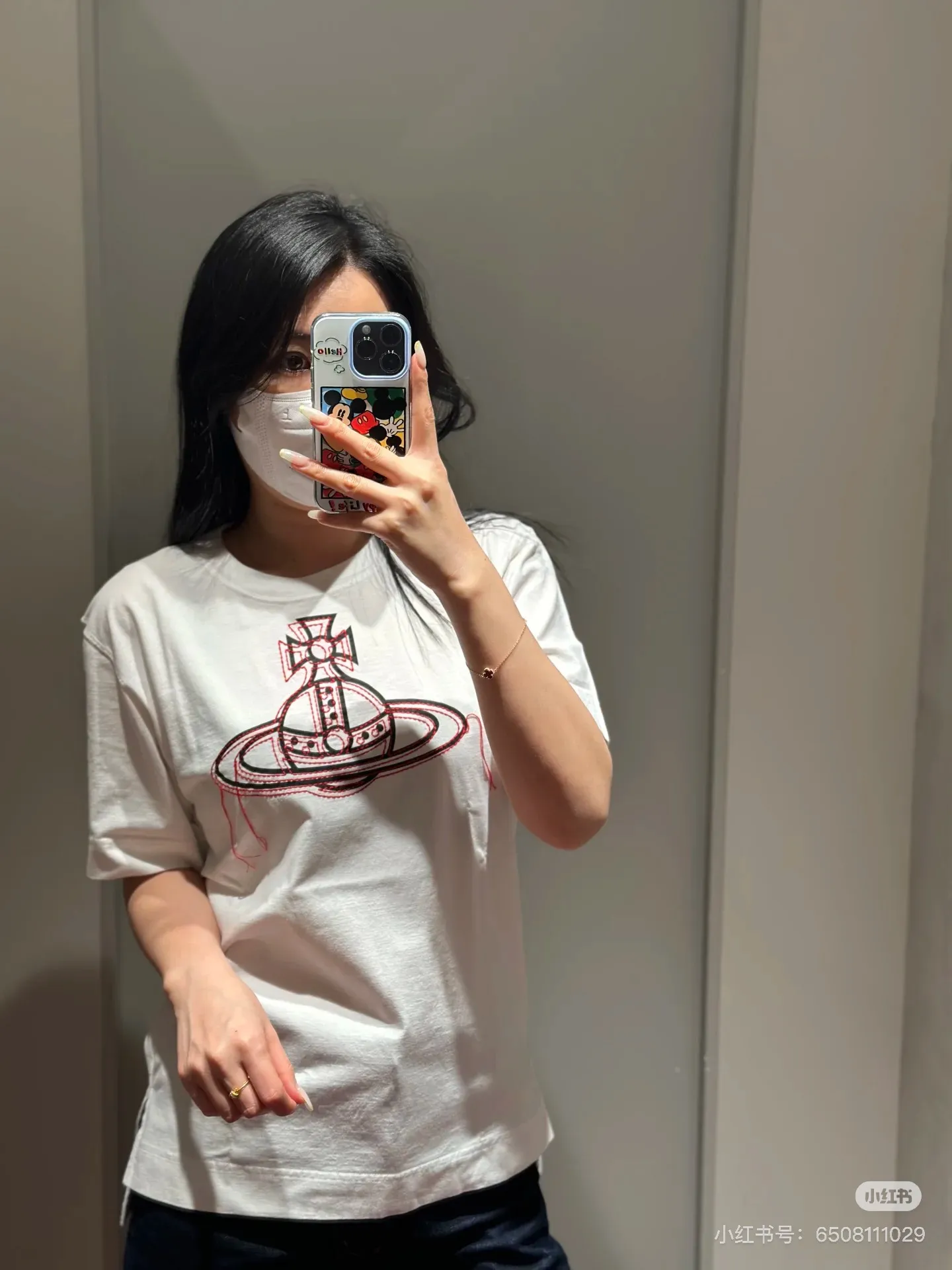 vivienne Westwood Queen Mother's new 2025 spring and summer Japanese limited-edition tassel embroidered short-sleeved T-shirt. The appearance of the appearance reveals the uninhibited image and high street trends. It has a loose and casual style, a short front and long back design, a small slit on the hem on both sides, and the iconic Saturn shape on the chest. The cross crown ball is added with a very futuristic satellite ring, just like Saturn, which collides with the prominent colors of the clothes. The non-overlapping Saturn pattern is outlined with red embroidery, which is visually dazzling. It also has a few tassels to complete the unconventional personality. 240g 32 count high-density double yarn cotton, comfortable and breathable fabric Size: XS-L Color: white, black